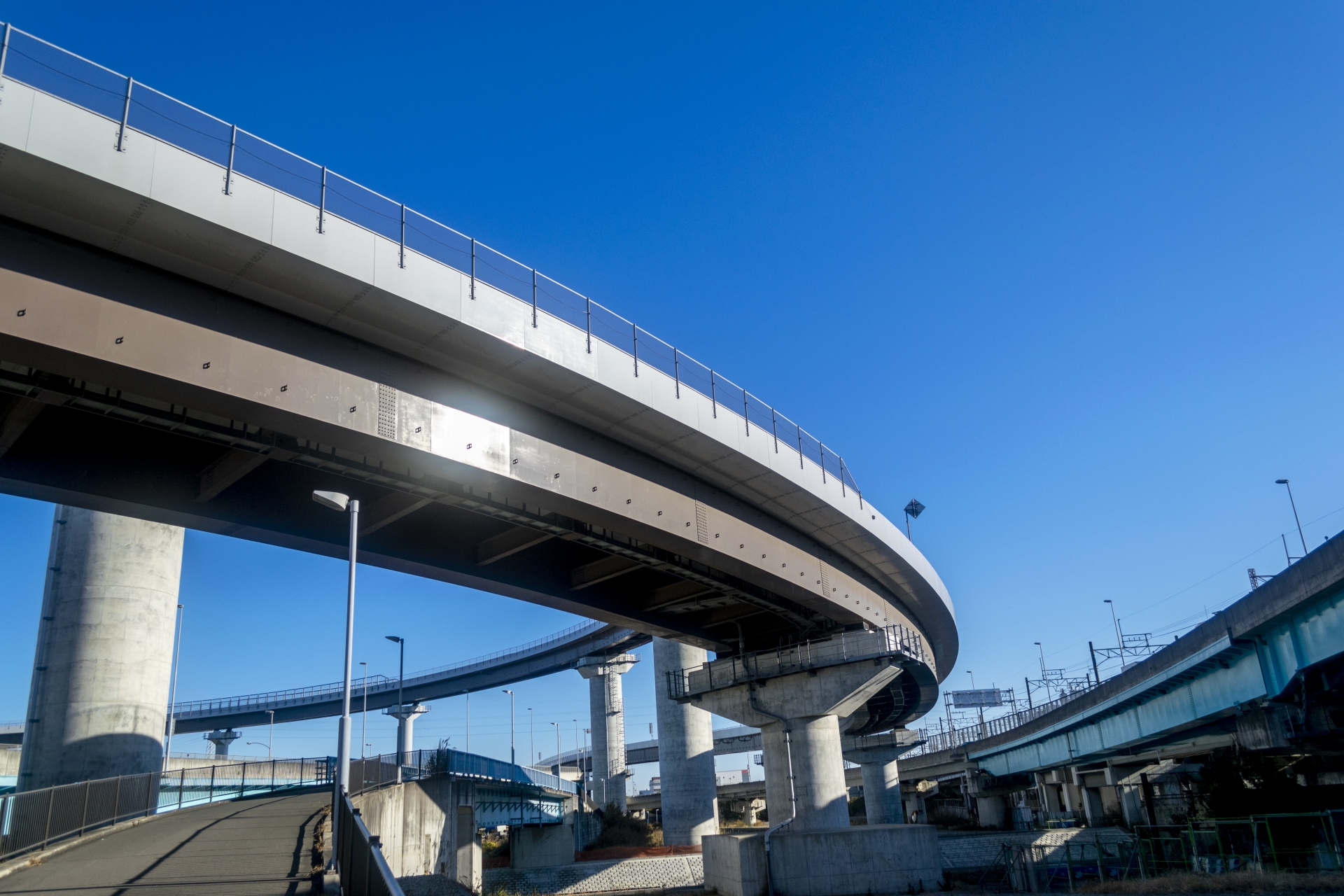 高速道路における鳥害対策。構造物の劣化を防ぎインフラの長期維持を