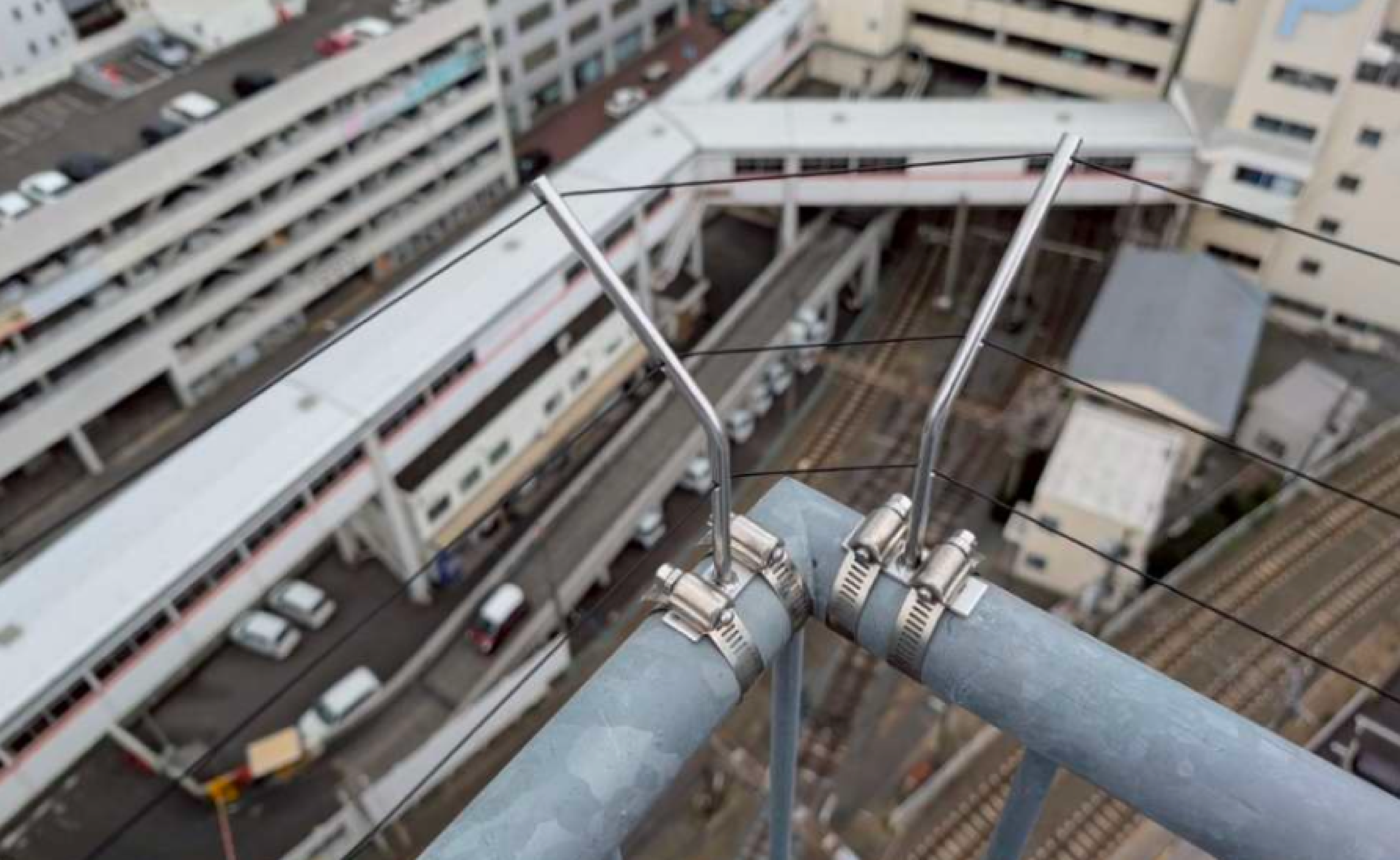 <p>非常用避難経路としての利用を想定し、<span>安全性に配慮し外向きに配置したくの字ステイ</span></p>
